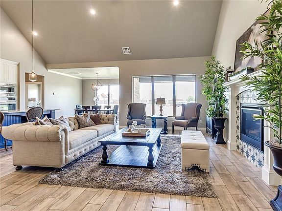 3rd image of 2315 Aspen Cir NW