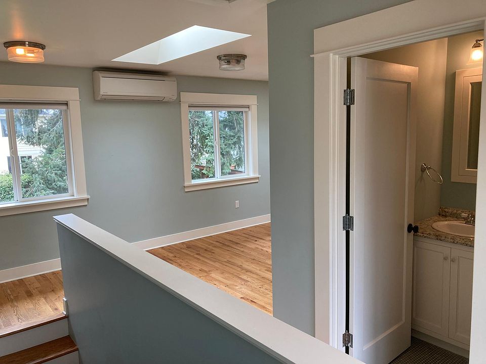 Stairs/Bathroom/Livingroom