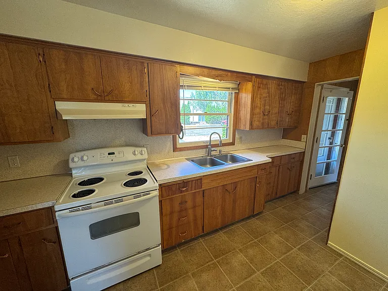 218 Phelps St — Photo 11