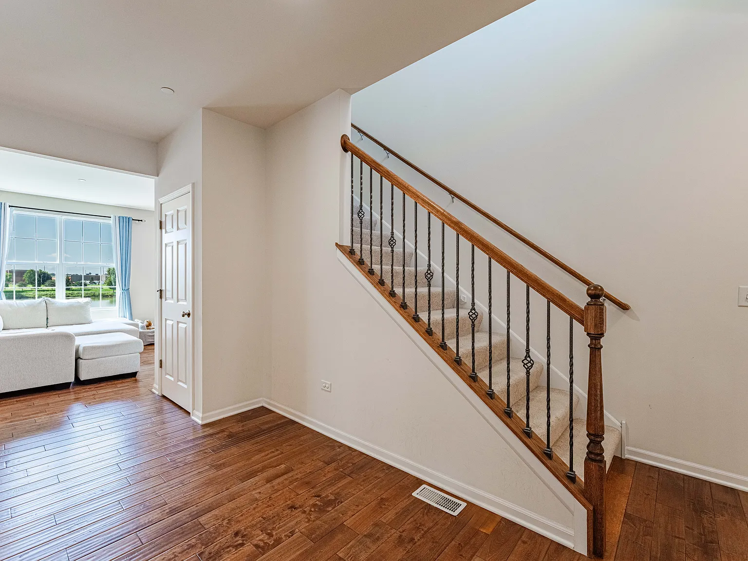 3 bed, 3.5 bath, 2366 sqft, $3,400 — Photo 4