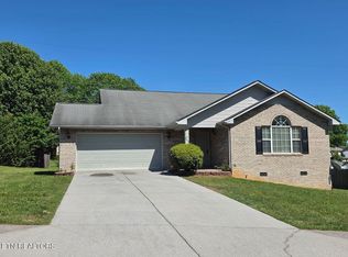 1012 Willow Creek Cir, Maryville, TN 37804