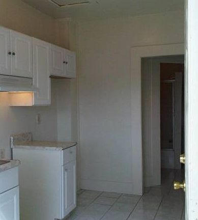 2nd image of 912 W 17th St
