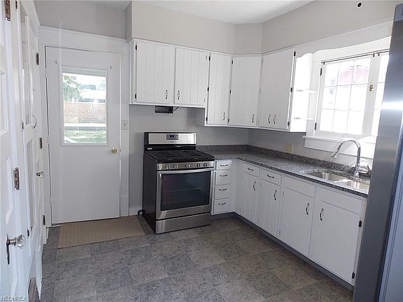 2nd image of 185 N Pardee St