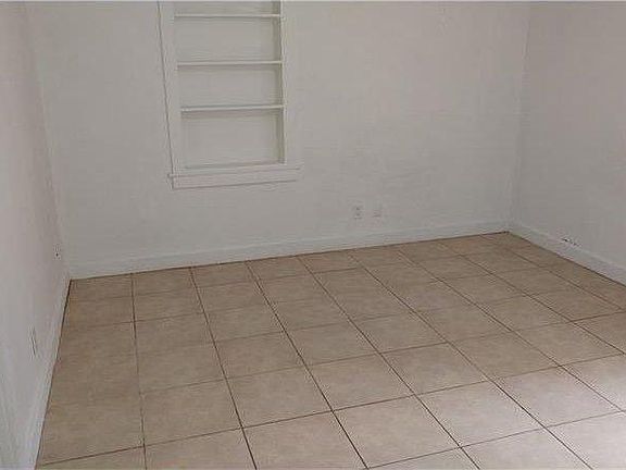 5th image of 213 E Voorhis Ave