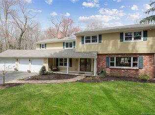 14 Devonshire Dr, Danbury, CT 06811