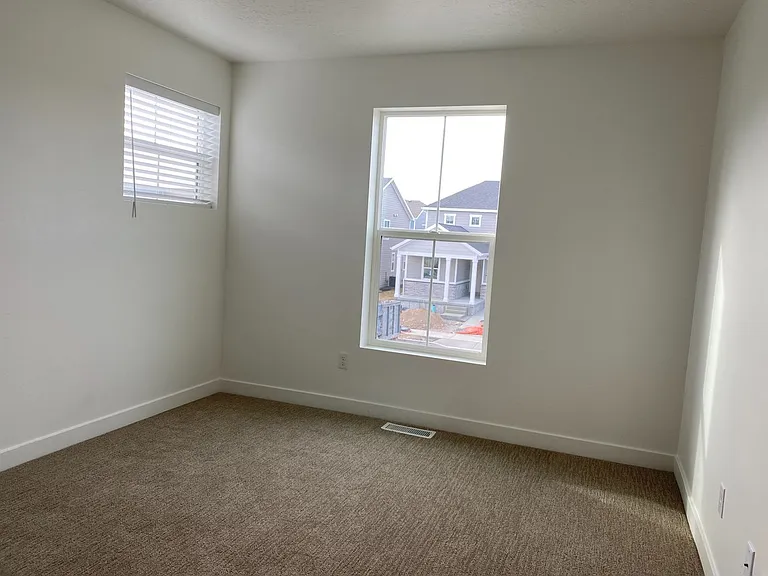 Two-story Single Family Home on Riverside. — Photo 25