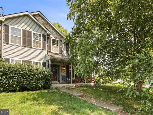 505 Abbey Dr, Mount Wolf, PA 17347