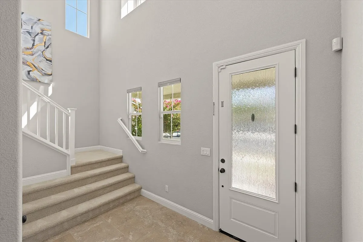 5 bed, 2749 sqft, $3,950 — Photo 4