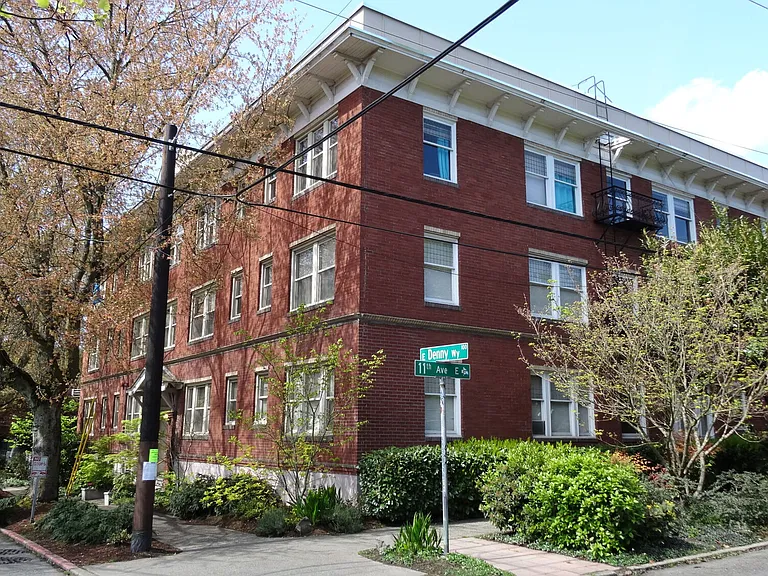 Lincoln Court — Photo 1