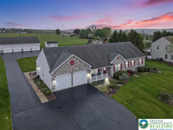2934 Grundsau Ct, Fogelsville, PA 18051