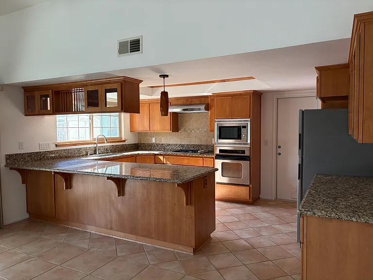 415 Wellington Dr — Photo 6