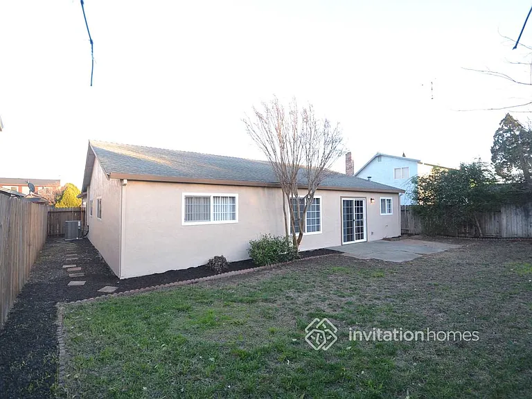1104 Jeanne Ct — Photo 10