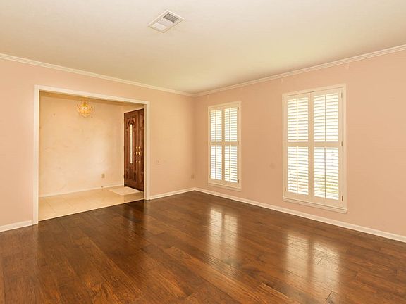 5th image of 945 Elaine Dr