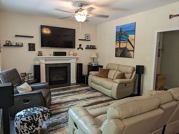 Family room w/gas fireplace