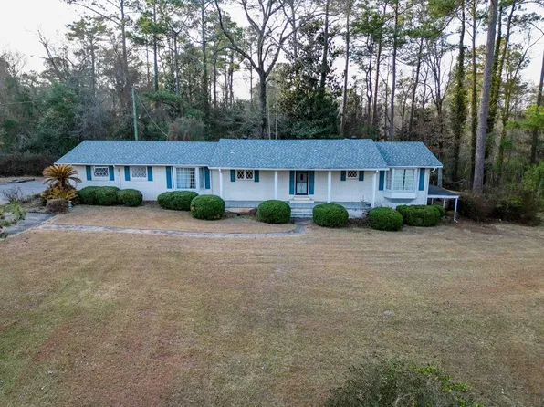 22 Country Club Dr, Laurel, MS 39440