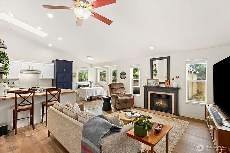 4th image of 517 Ferry Street SW