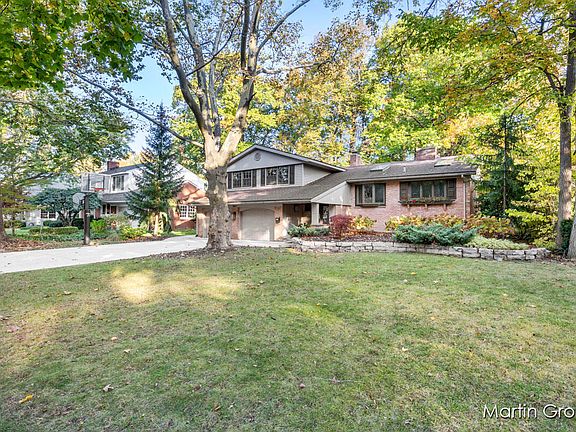 4th image of 2607 Elmwood Dr SE