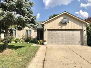 26198 Merideth Dr, Warren, MI 48091