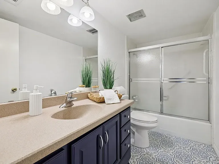 1401 Forest Edge Dr — Photo 12