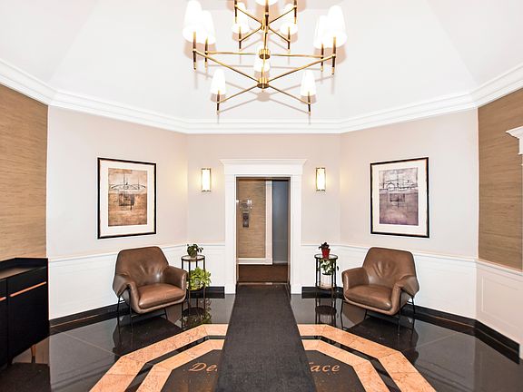 5th image of 33 W Delaware Pl APT 13A