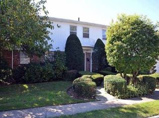 32 Valley Ln N, Valley Stream, NY 11581