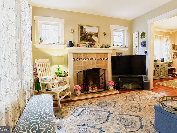 4th image of 233 Crestmont Ter