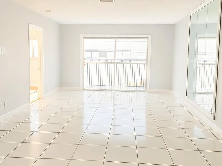 1001 SE 3rd St #3 — Photo 3