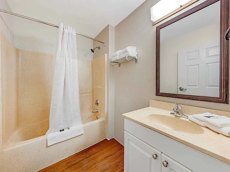 1 Bedroom Suite - 2 Full Beds