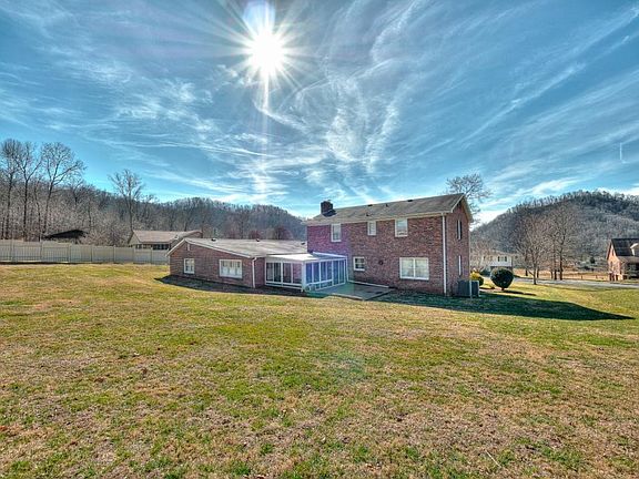 3rd image of 213 Amity Dr