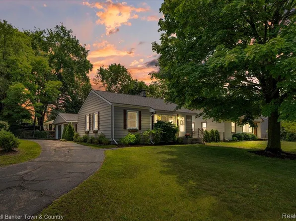 355 Rivard Blvd, Waterford, MI 48327
