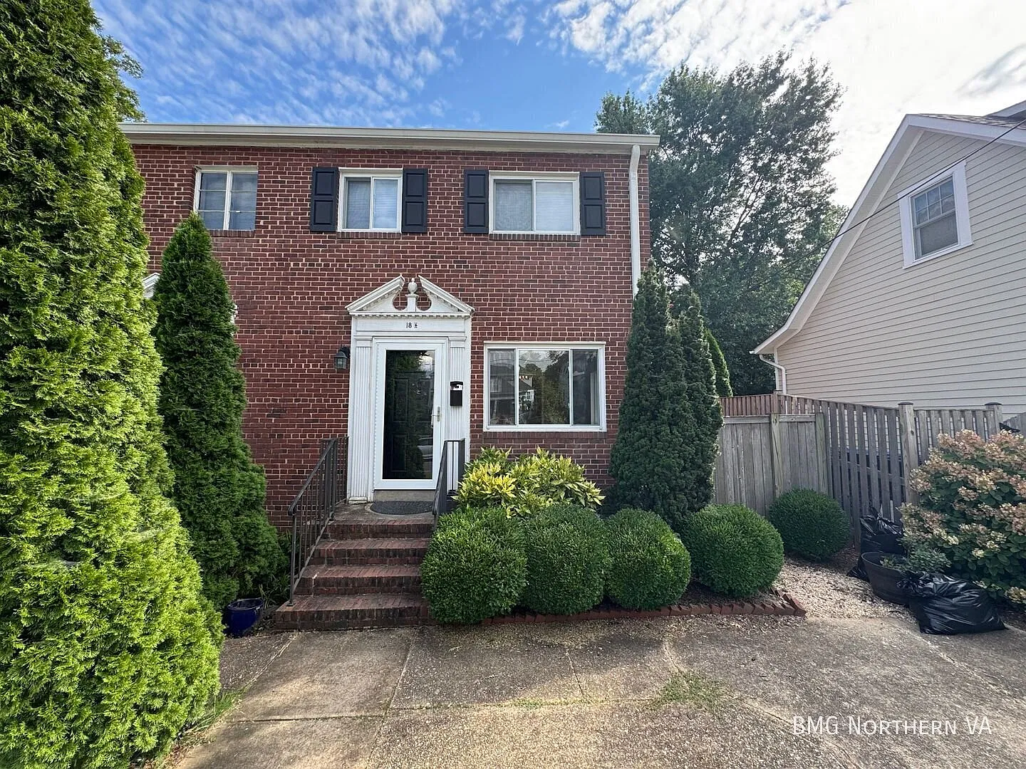 Beautiful 2 Bed 2 Bath Semi-Detached Brick Home In Groves Mt — Photo 1