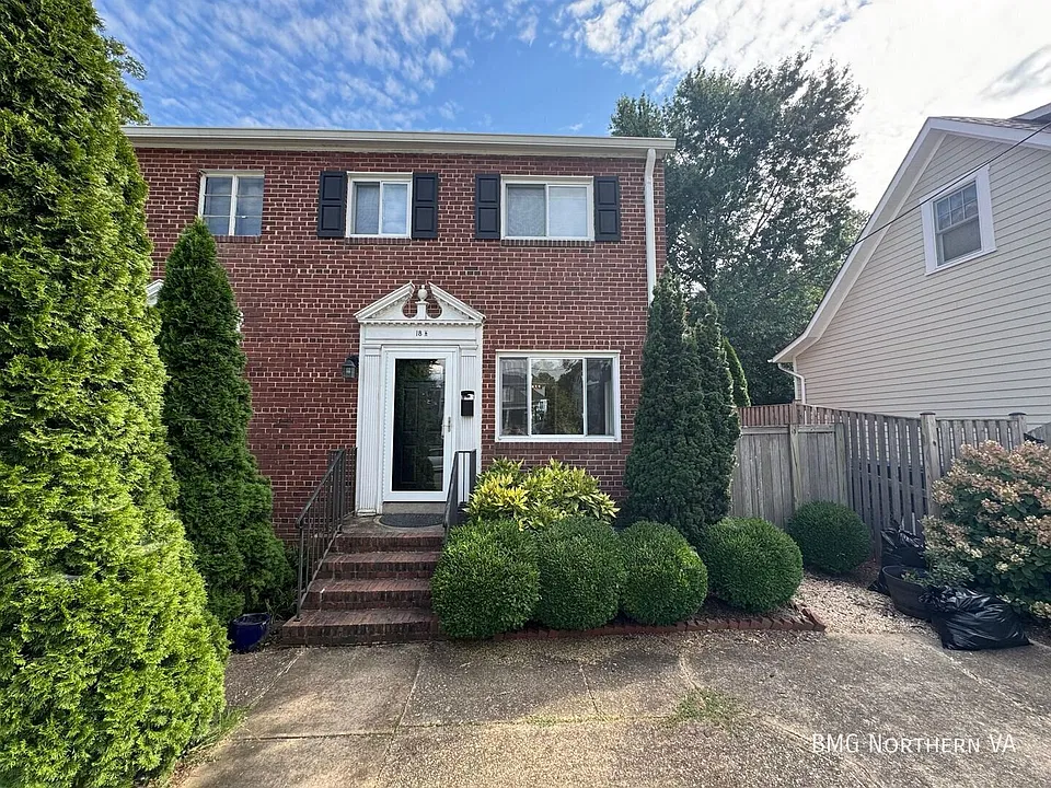 18 1/2 W Wyatt Ave