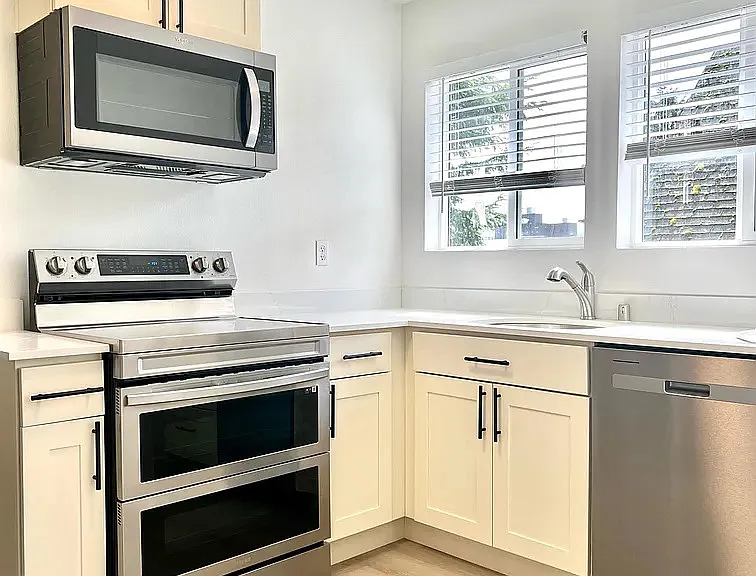 4220 Pasadena Pl NE — Photo 1