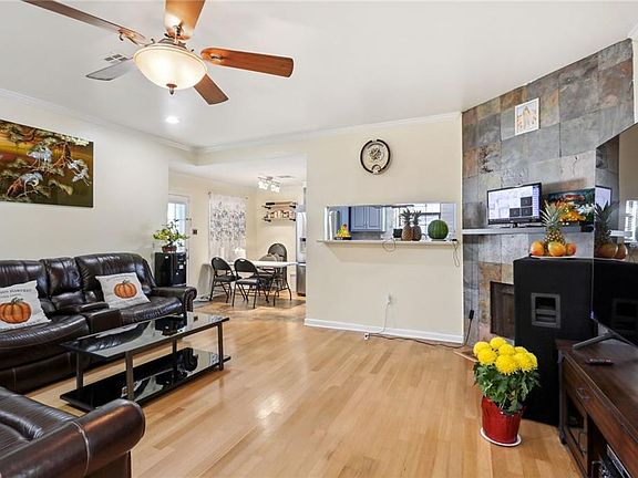 4th image of 11141 Parkwood Ct S