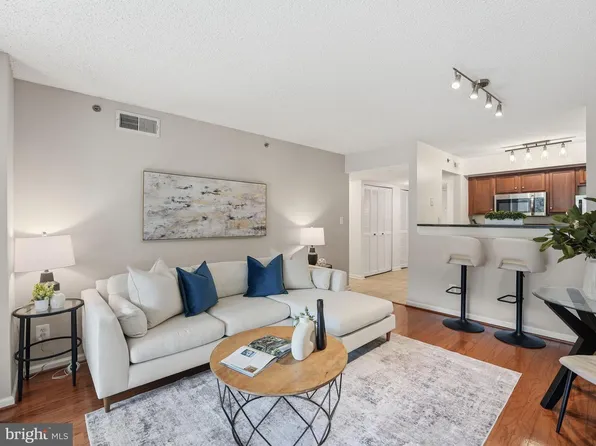 1024 N Utah St APT 318, Arlington, VA 22201