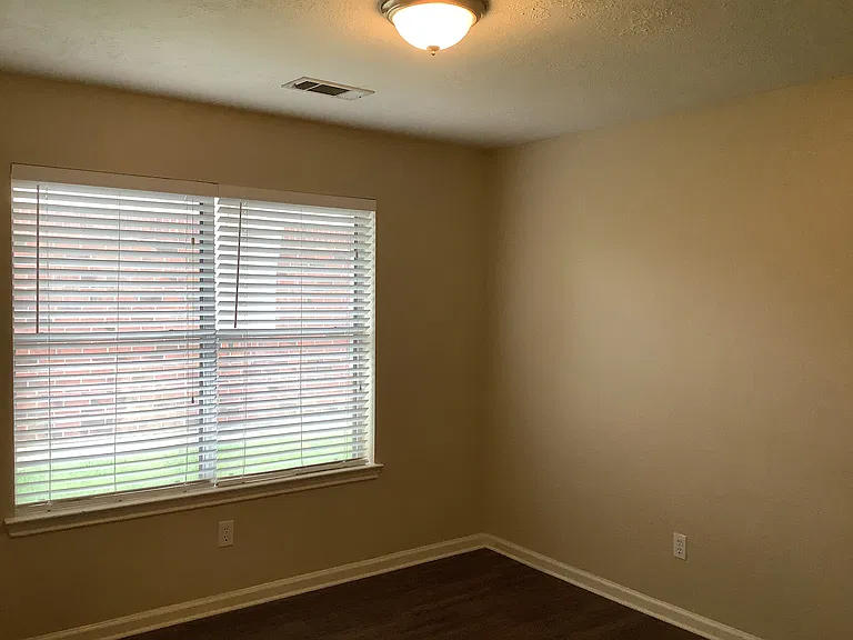 1423 Hunter Green Ln — Photo 8