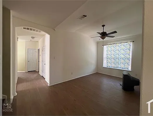 5 bed, 2632 sqft, $3,100 — Photo 4