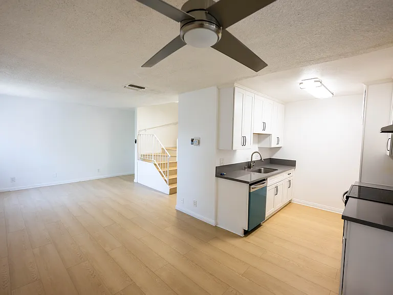 13059 Oxnard St #209 — Photo 2