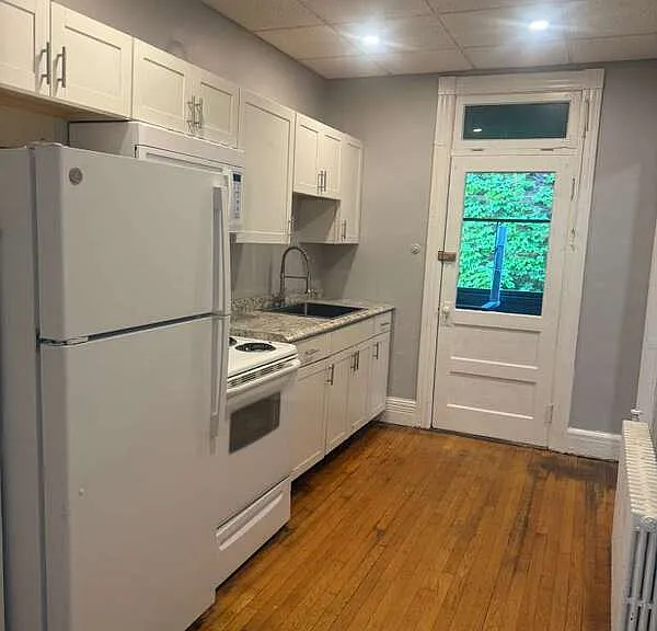 240 Elm St #2 — Photo 4