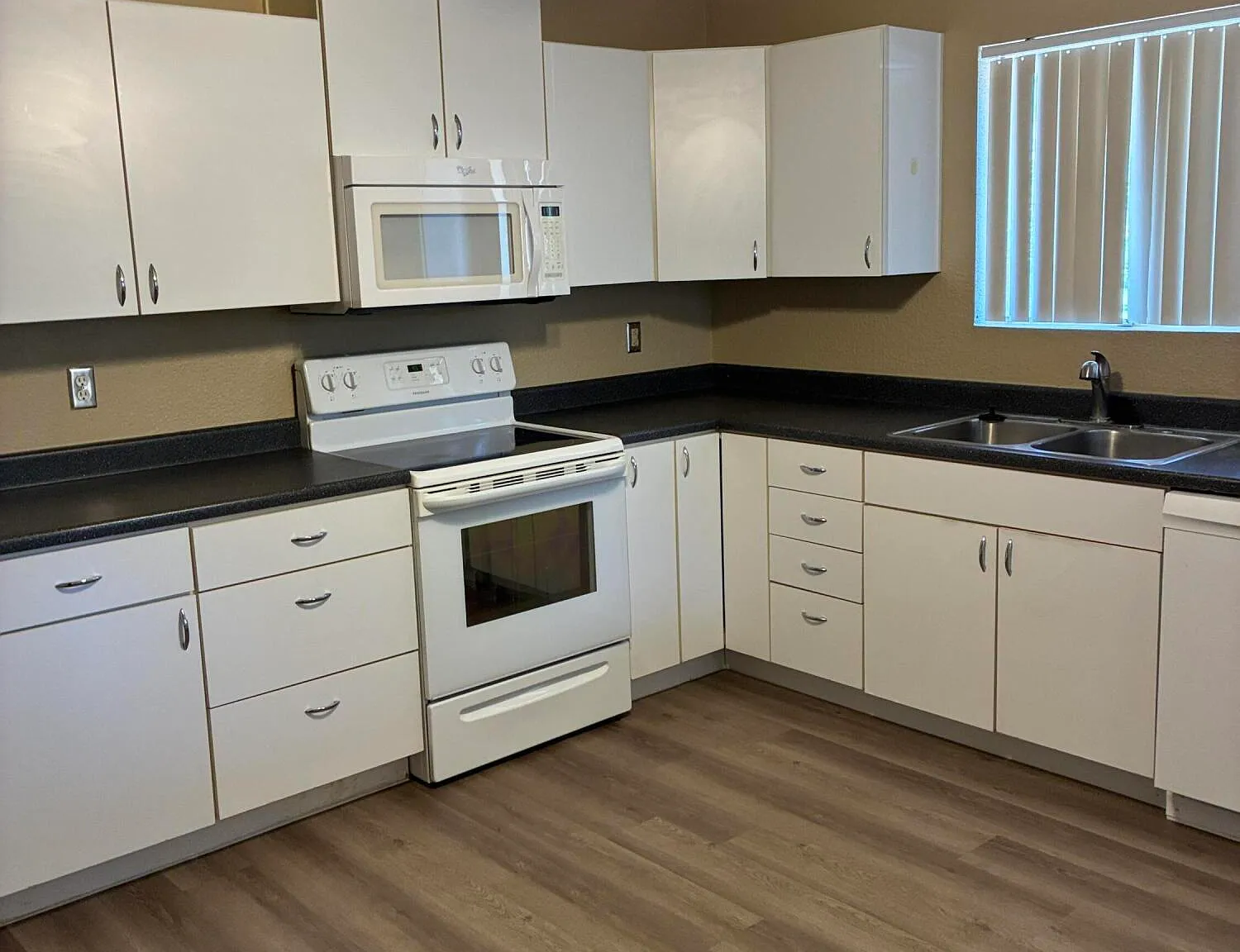 3 bed, 2.0 bath, 1136 sqft, $2,150 — Photo 4