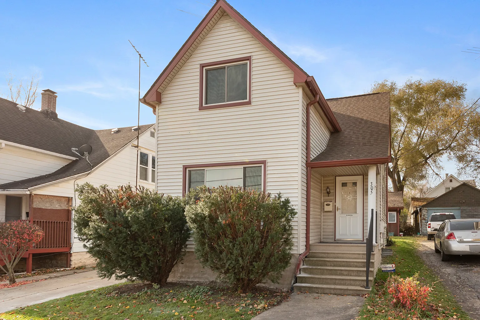 305 Pleasant St photo 1