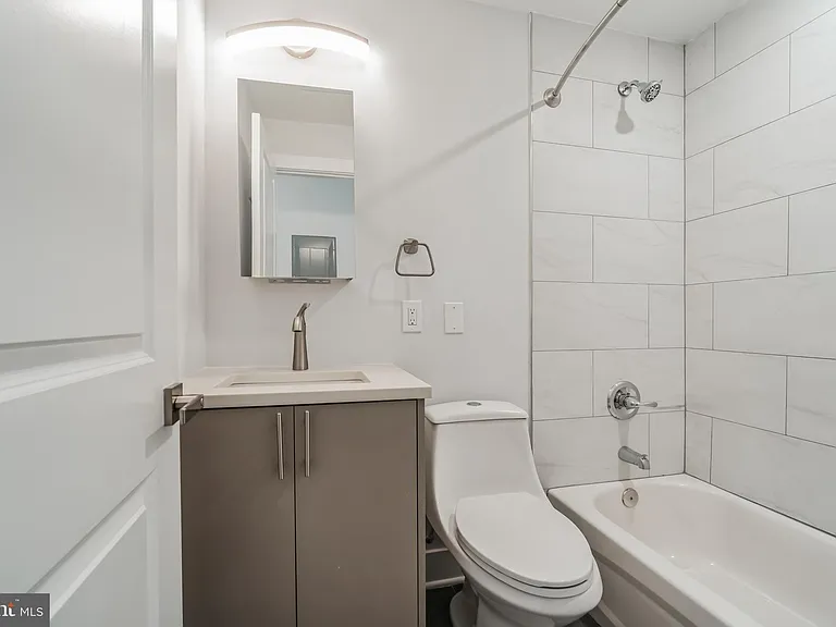 646 N 32nd St #10 — Photo 8