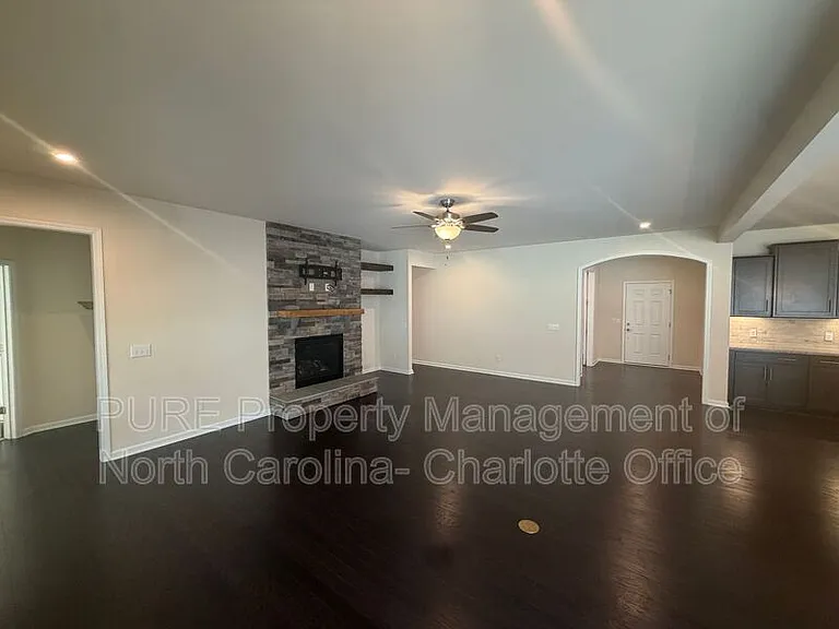 13818 Berkley Ave — Photo 7
