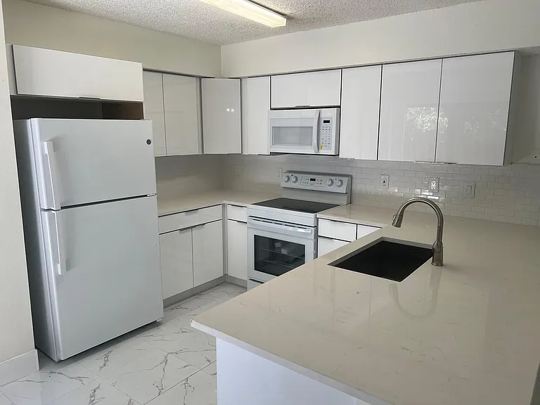 2212 White Pine Cir #B — Photo 4