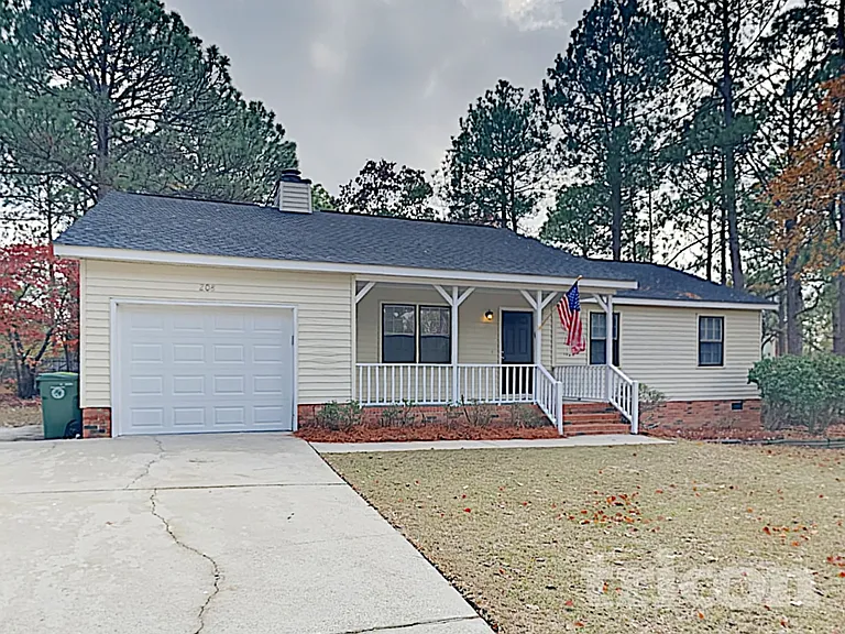 208 Pond Ridge Rd E — Photo 2