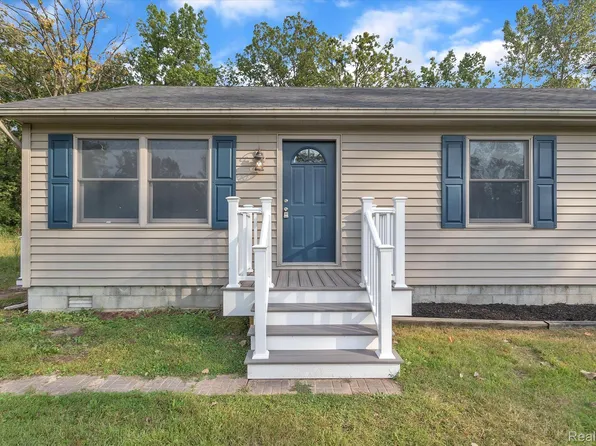 3379 Columbine St, Harsens Island, MI 48028