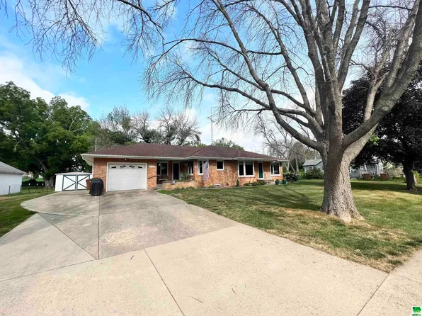 218 N Fulton St, Newell, IA 50568