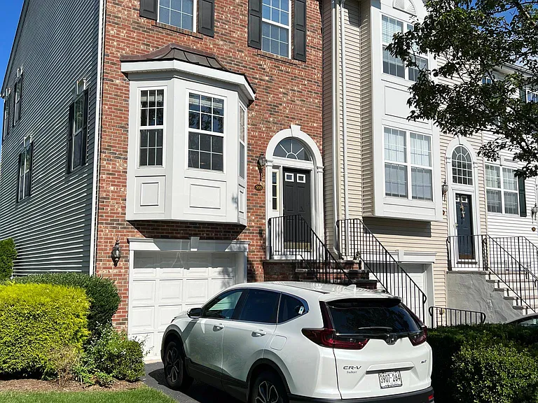 555 Coventry Dr — Photo 1