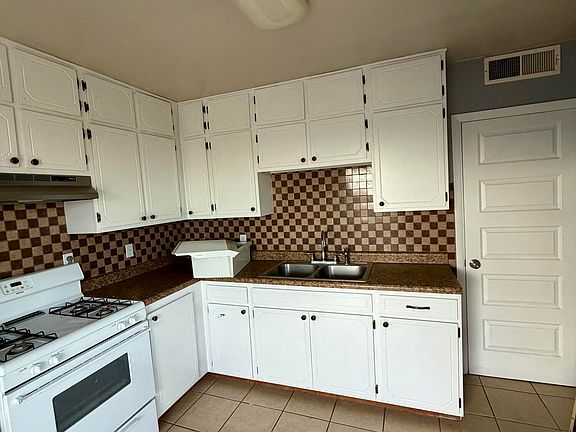 4th image of 3820 Savannah Ave #B