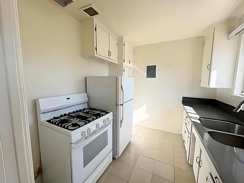 470 S Mariposa Ave Photo 1